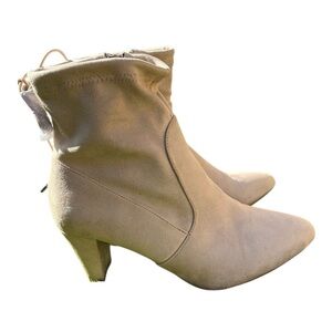 NWOT Women’s tan suede colored ankle boots size 10.5W by Comfort View. Lace tie